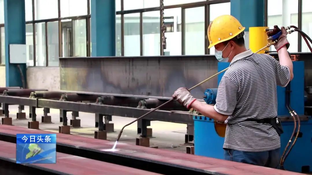 融媒走基層·進企業(yè)看發(fā)展丨新東方鋼構:向著先進制造邁出更大步伐 融媒走基層·進企業(yè)看發(fā)展丨新東方鋼構:向著先進制造邁出更大步伐